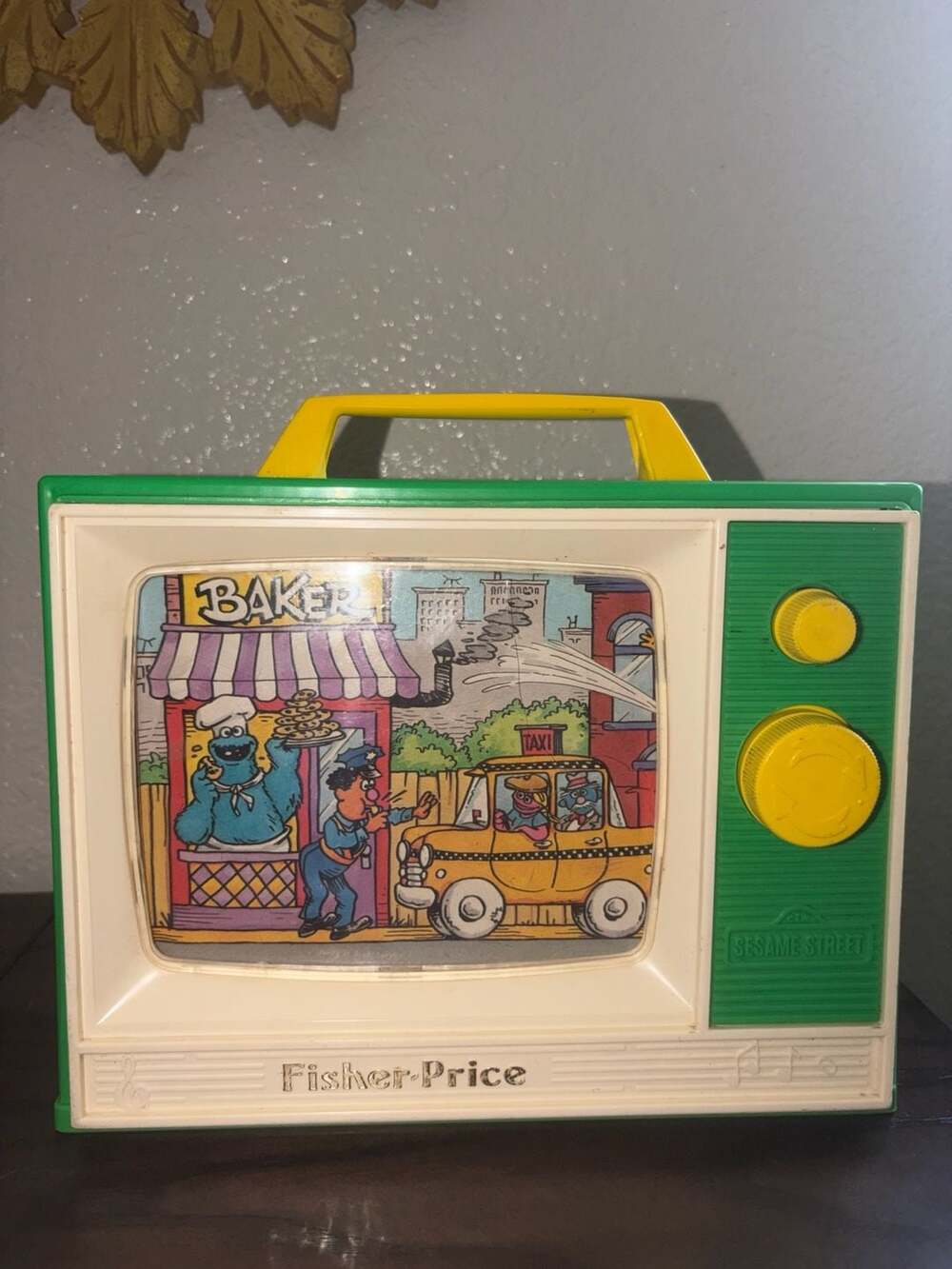 Fisher-Price Sesame Street Giant TV Wind Up Music Green